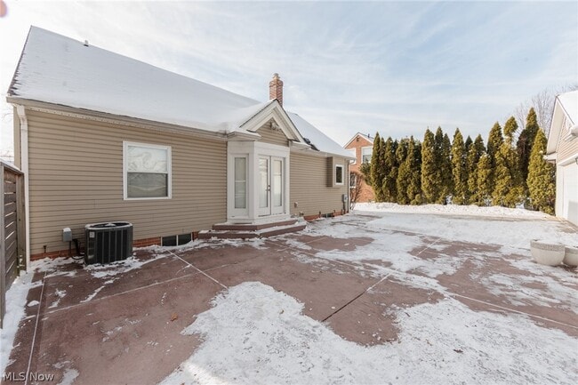 Building Photo - 23915 Glenhill Dr