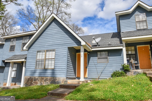 Building Photo - 735 Oak Dr