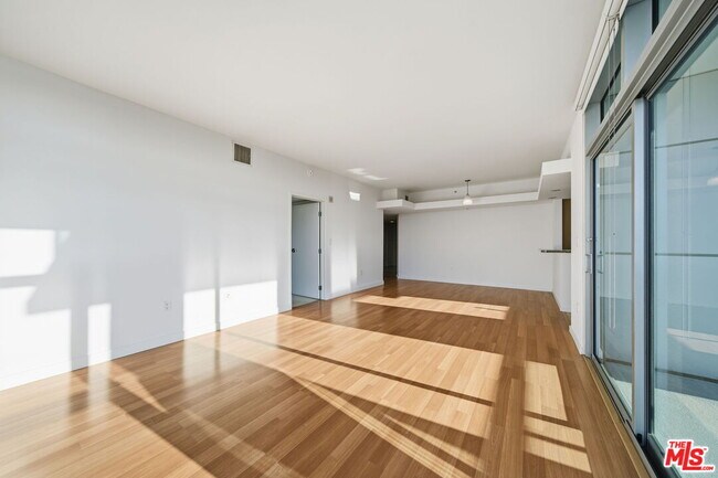 Building Photo - 13700 Marina Pointe Dr