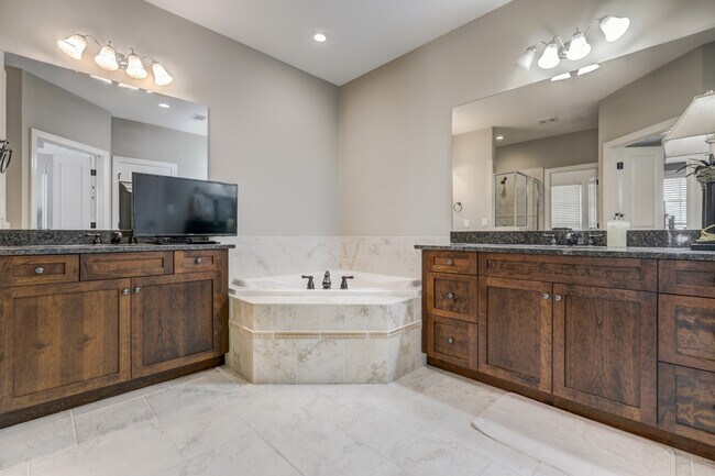 Building Photo - 2114 W Village Xing