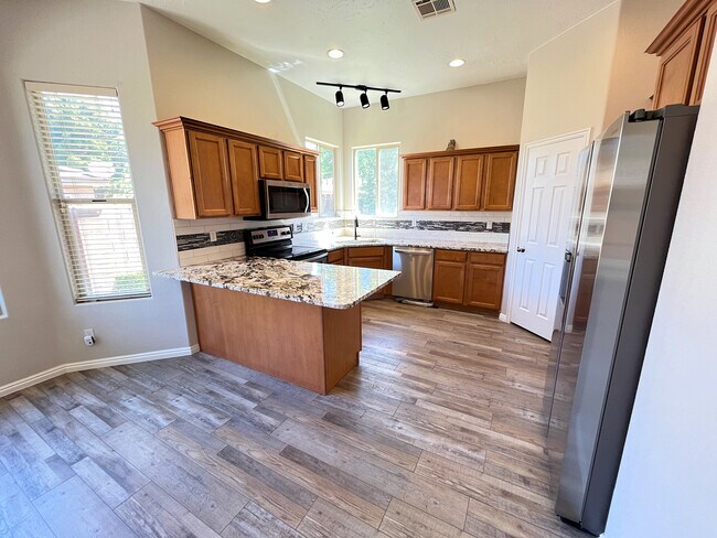 Building Photo - 693 E Castle Stone Dr