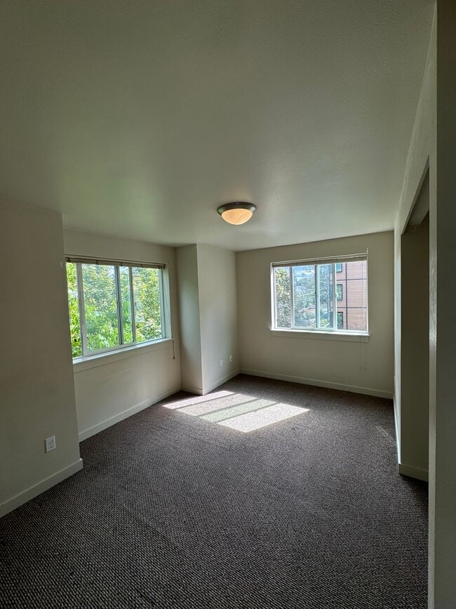Building Photo - Spacious 9-Bedroom Home in Seattle’s Unive...