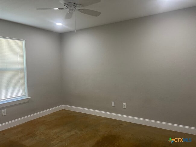 Building Photo - 661 W Austin St