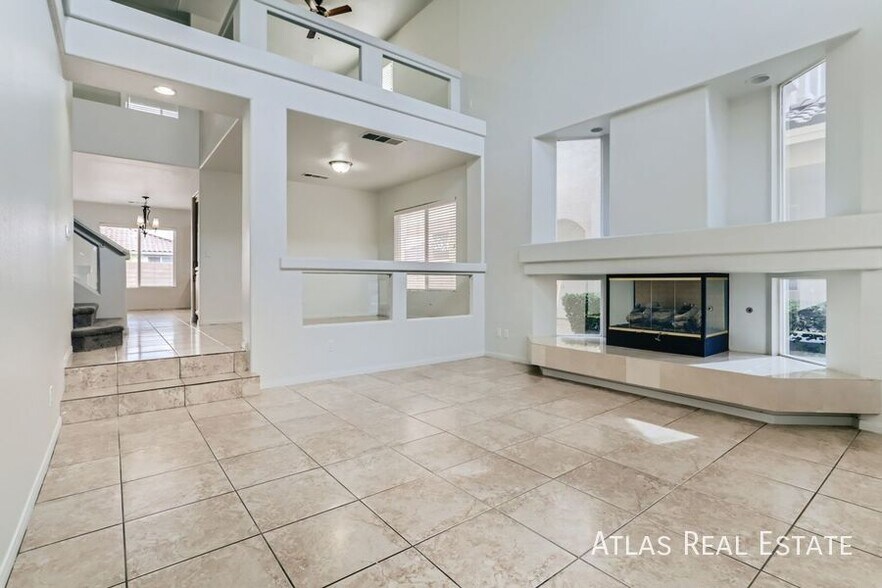 Building Photo - 10884 Royal Highlands St