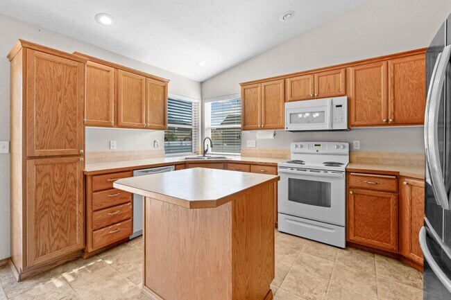 Building Photo - Colbert WA Rancher with Full basement for RENT!