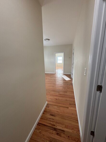 Building Photo - 42 Maple Ave