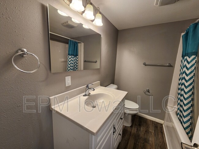 Building Photo - 609 1st St W