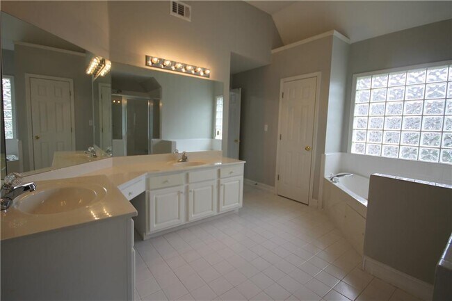 Building Photo - 1581 Oak Park Cove