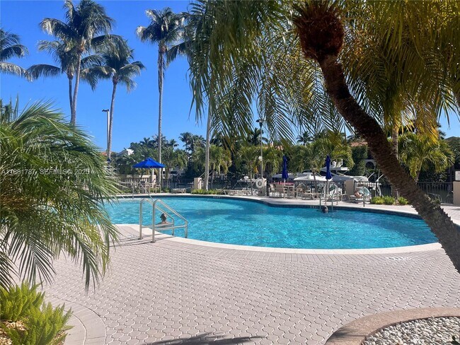 Building Photo - 90 Edgewater Dr