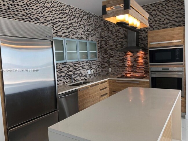 Building Photo - 2020 N Bayshore Dr
