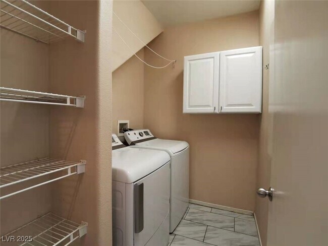 Building Photo - 9964 Canyon Peak Dr