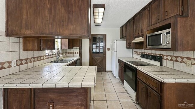 Building Photo - 14 Hummingbird Ave