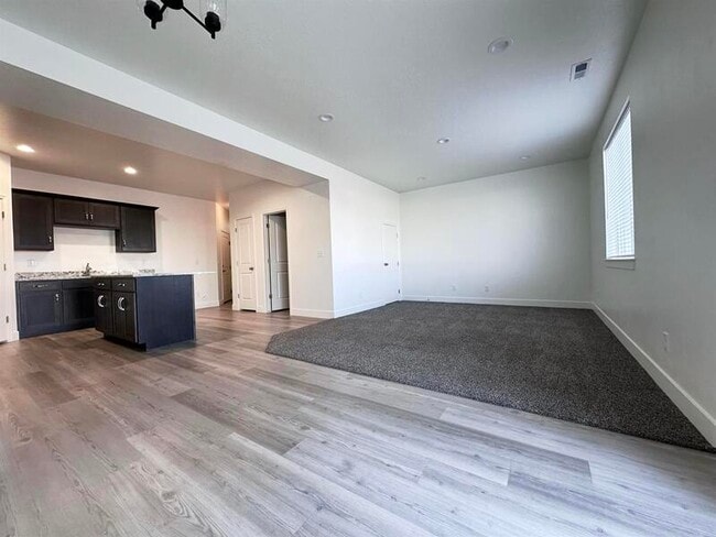 Building Photo - 225 950 E