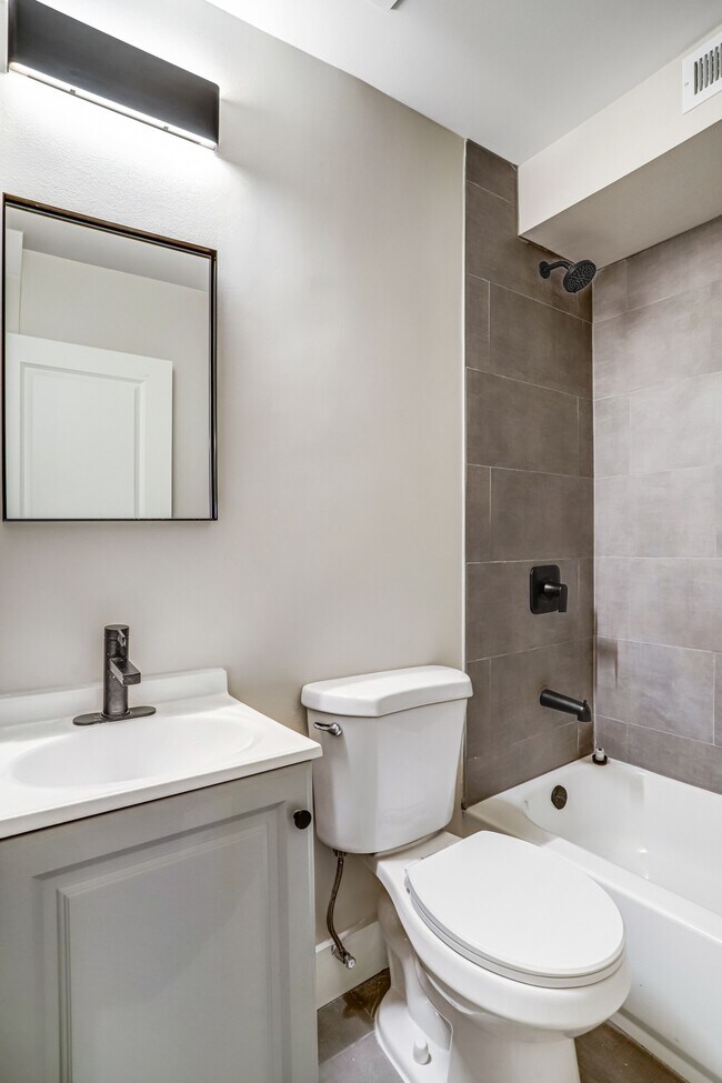 Building Photo - 1526 2nd St SW