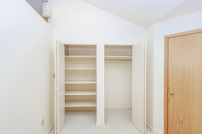 Building Photo - 1424 Bradford Dr