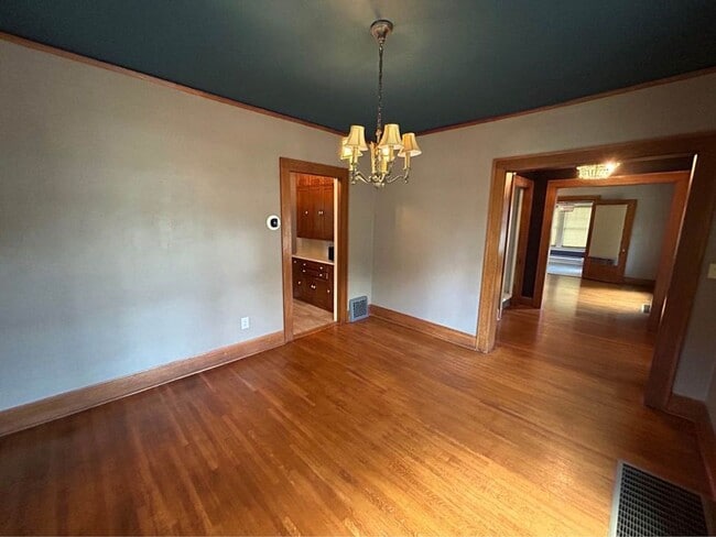 Building Photo - 600 W 26th St