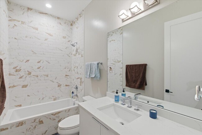 Building Photo - 3219 N Seminary Ave