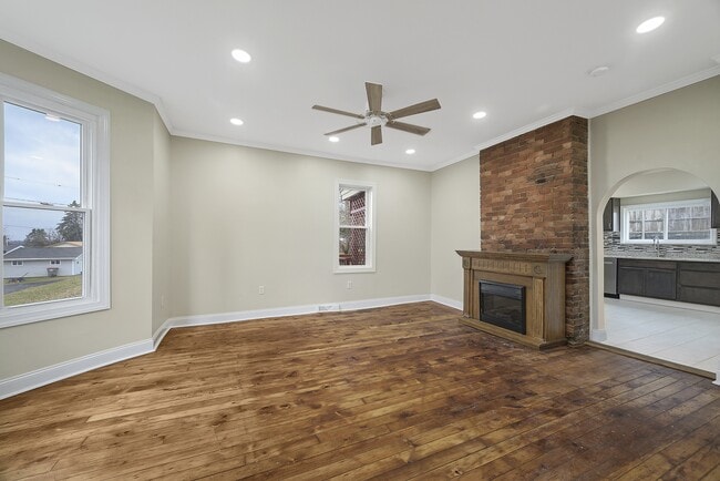 Building Photo - 1617 W 9th St