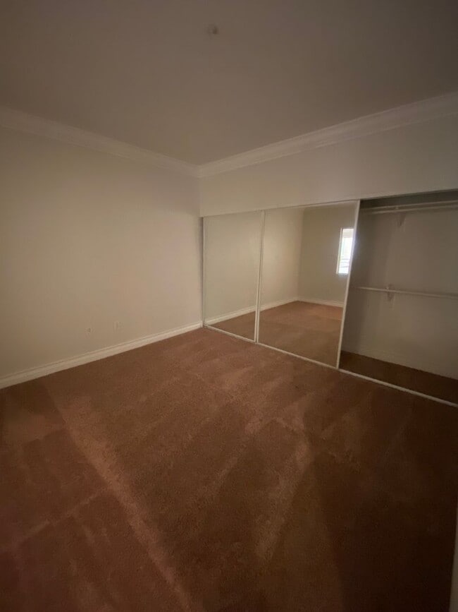 Building Photo - Gorgeous unfurnished 1 bedroom at the fabulous Meridian