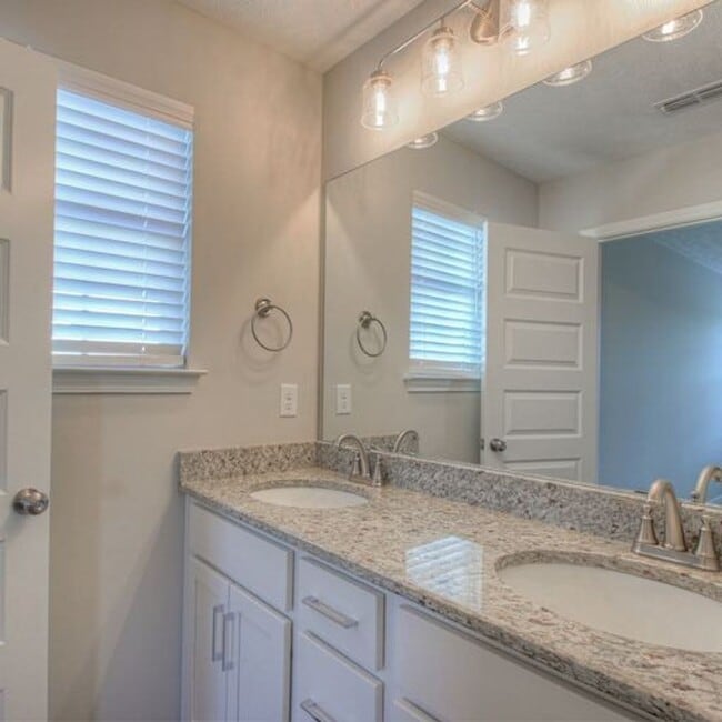 Building Photo - Upgraded, Luxury Townhouse