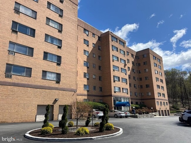 Building Photo - Spacious One Bedroom Apartment- City views!