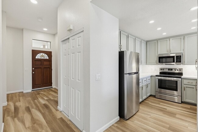 Building Photo - 270 Dahlia Ave