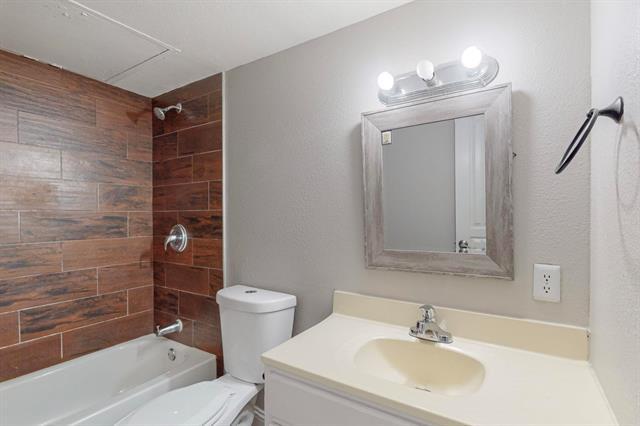 Building Photo - 3842 Commonwealth Dr