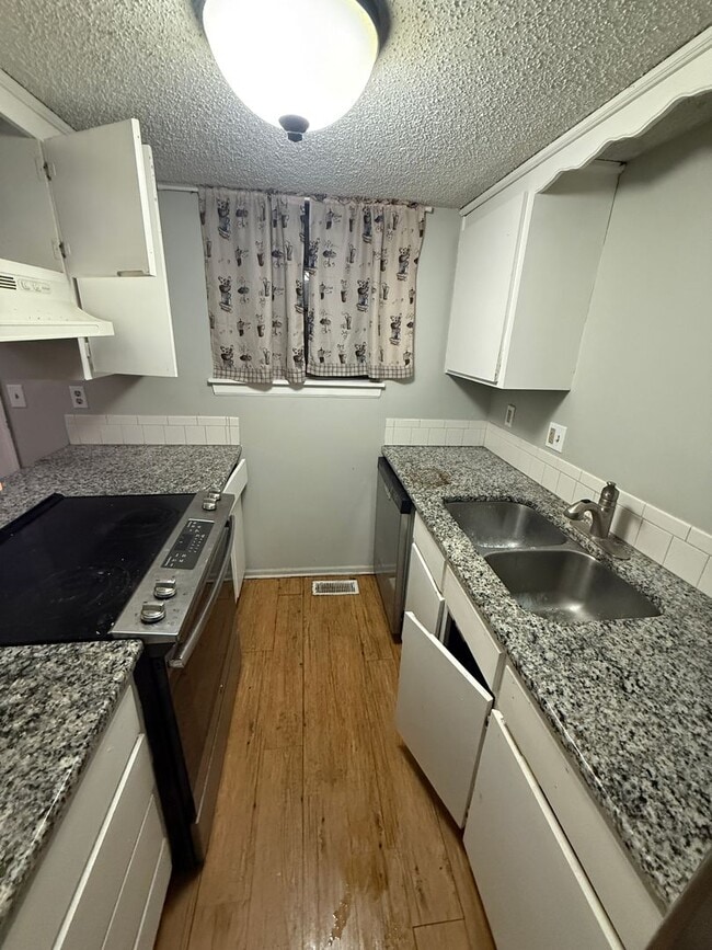 Building Photo - Great 3 Bedroom & 2 Full Baths In GREAT KU Med Area Location