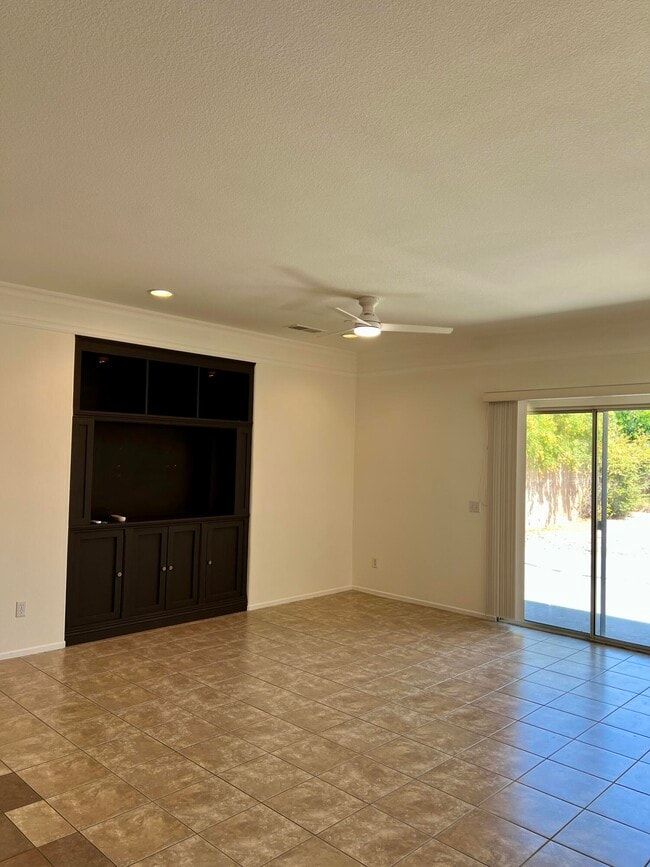 Building Photo - 728 Mira Grande
