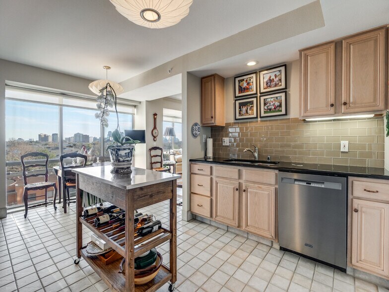 Building Photo - 4242 Lomo Alto Dr