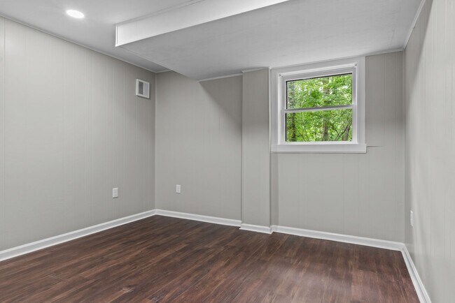 Building Photo - Charming Weatherly Woods Home with In-Law ...
