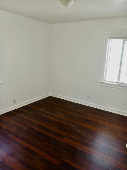 Building Photo - 647 W 112th St