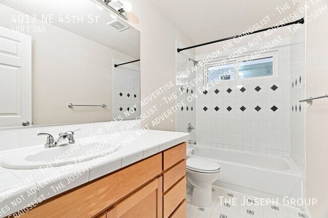Building Photo - 4017 NE 45th St