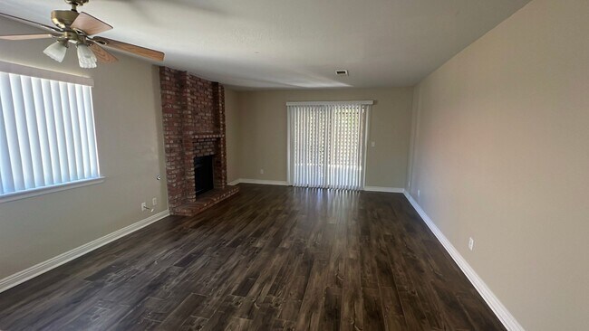 Building Photo - (APPLICATION PENDING) Beautiful East Lanca...