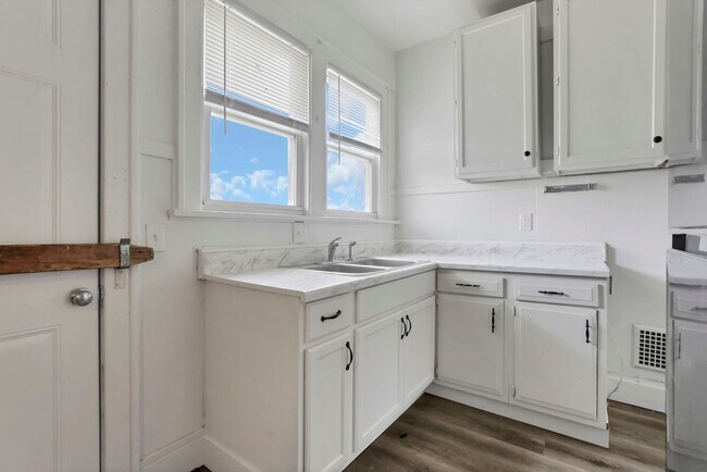 Building Photo - 27-29 S Terrace Ave