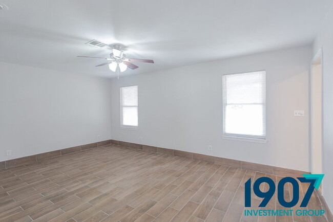 Building Photo - Stunning, Fully Remodeled 3-Bed, 2-Bath Ho...