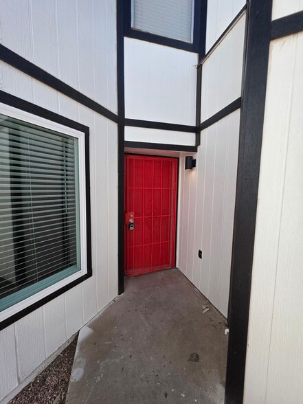 Building Photo - 1749 E Pepper Cir