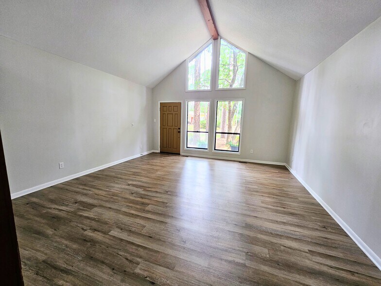Building Photo - 9 E Pine Ct