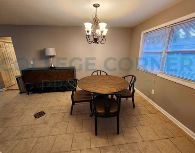 Building Photo - 639 S Poplar St