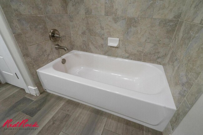 Building Photo - Pet Friendly 4 Bedroom Home! Internet Incl...