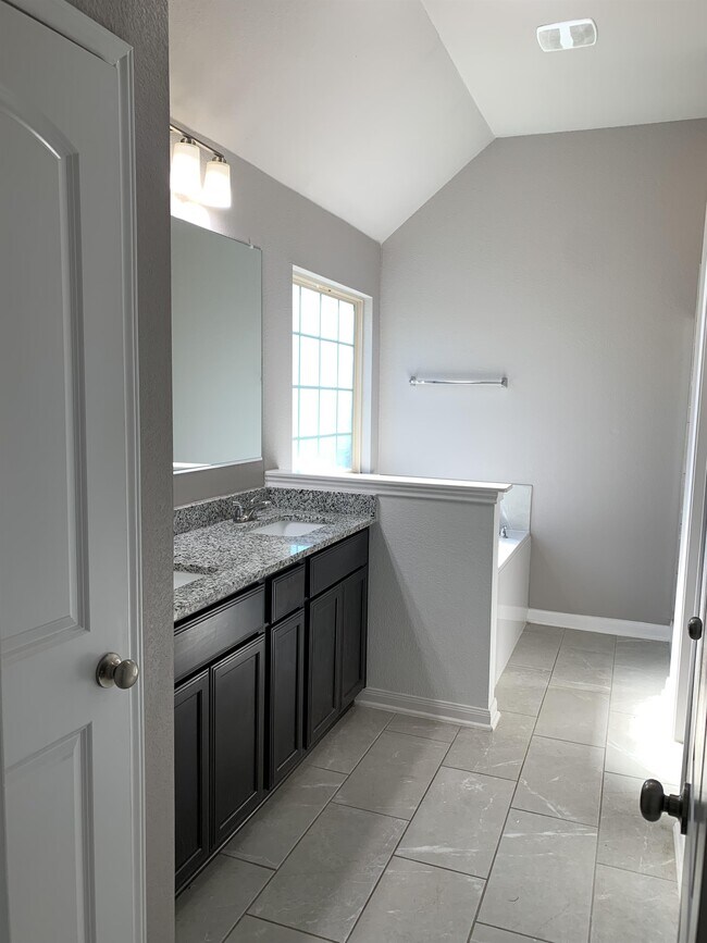 Building Photo - 1231 Lilac Ledge Dr