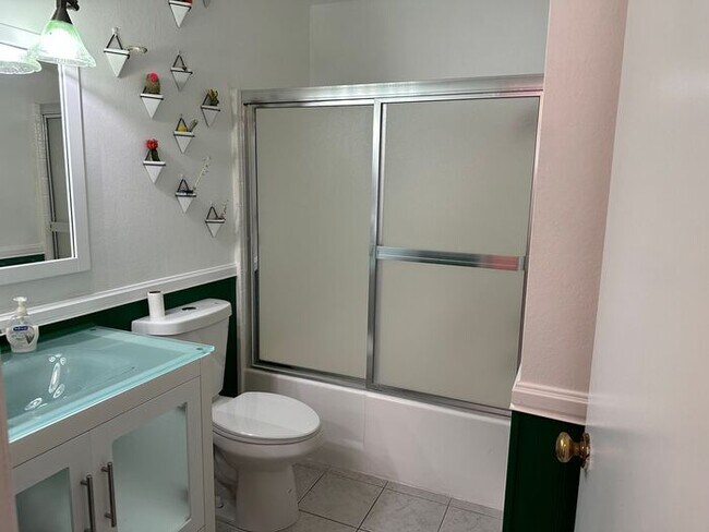 Building Photo - Beautiful 3 + 2 Condo Santa Clarita