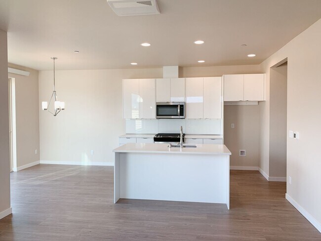 Building Photo - Lease Takeover Available NOW! Sunny 3 bdrm, 2.5 bath in Cordata Neighborhood