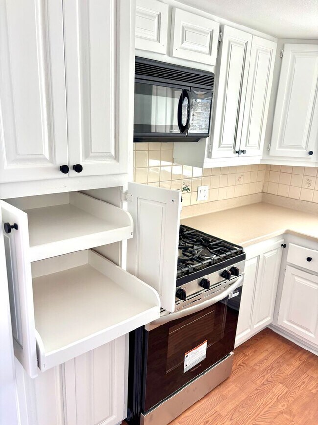 Building Photo - Spacious Private back house, W/D hookups, Garage, Walk-in closet