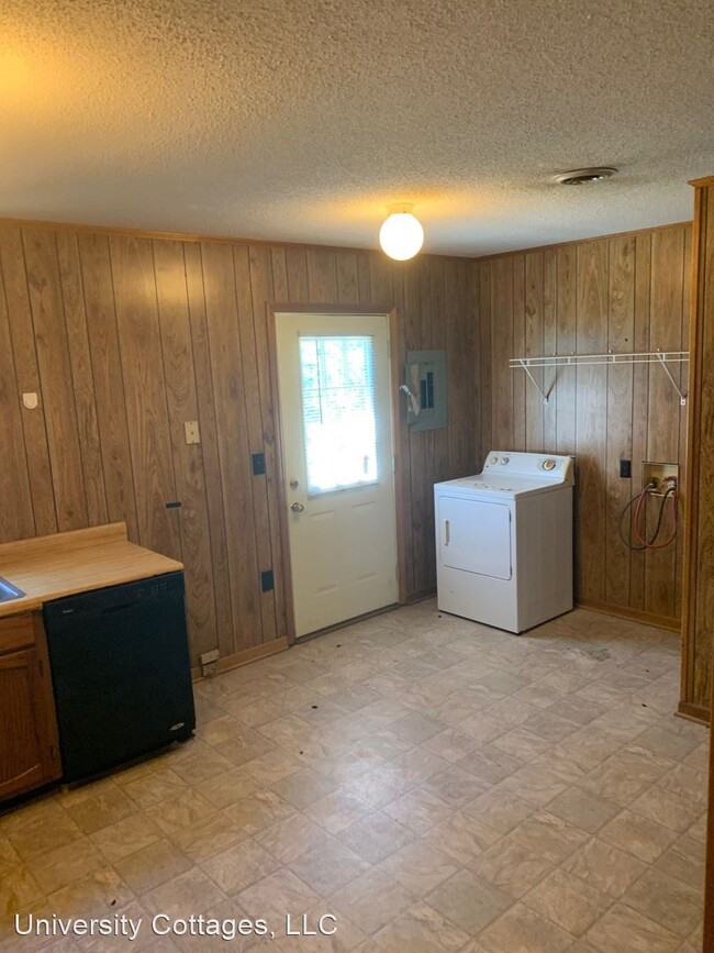 Building Photo - 811 Creekside Dr