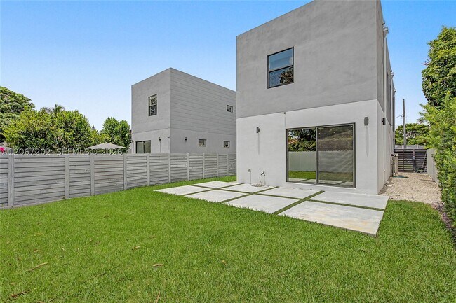 Building Photo - 2320 SW 14th St