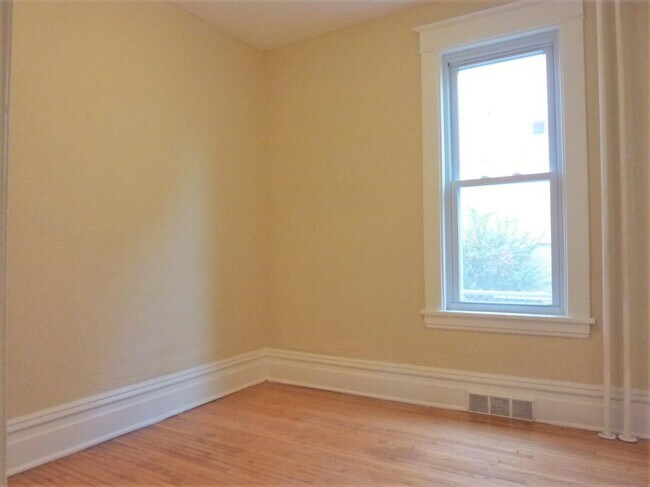 Building Photo - 738 Magnolia Ave E