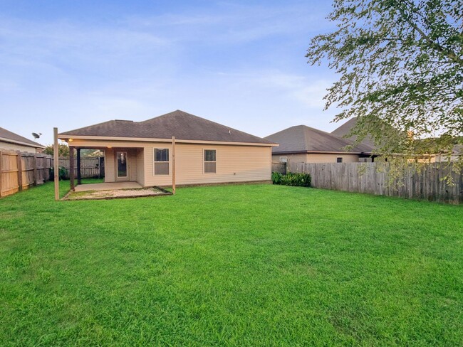 Building Photo - Available August 6th!!! Recently Updated 3...