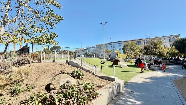 Building Photo - Charming Updated Top Floor 2BR/1BA Marina Apartment w/ Golden Gate Bridge Views! AMSI