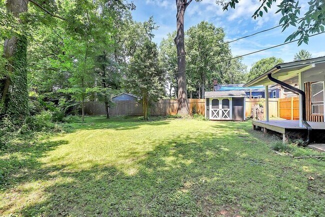Building Photo - Beautifully Renovated 3BD/1BA Ranch in Seneca Park!